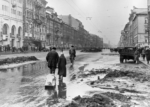 Блокада Ленинграда. Родственники везут на кладбище умершего от голода ленинградца - Sputnik Азербайджан