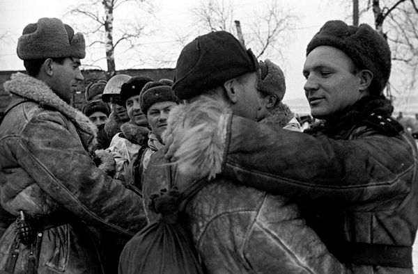 Битва за Ленинград. Блокада прорвана! Встреча военнослужащих 2-й ударной и 42-й армии в Ропше в ходе Красносельско-Ропшинской операции. Ленинградский фронт - Sputnik Азербайджан