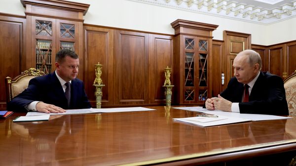 Президент Владимир Путин встретился с начальником Службы по вопросам гражданства МВД Андреем Кикотем - Sputnik Азербайджан