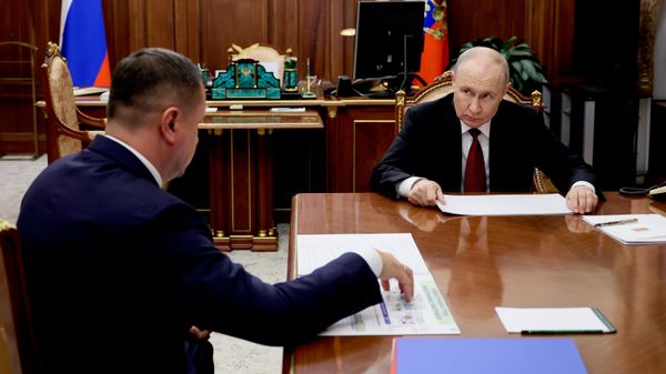 Президент Владимир Путин встретился с начальником Службы по вопросам гражданства МВД Андреем Кикотем - Sputnik Азербайджан