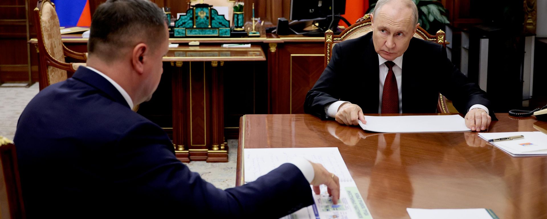 Президент Владимир Путин встретился с начальником Службы по вопросам гражданства МВД Андреем Кикотем - Sputnik Азербайджан, 1920, 10.09.2026