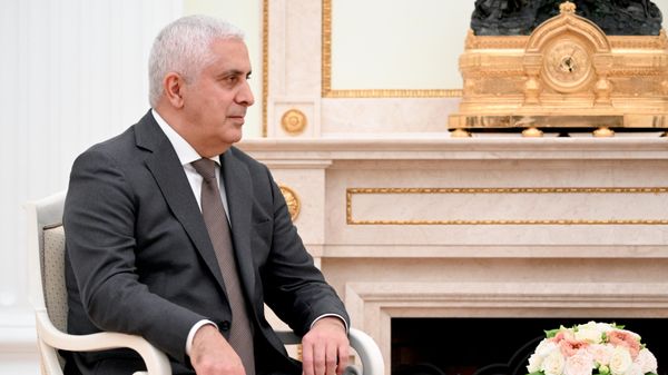 Встреча президента РФ Владимира Путина и врио президента Южной Осетии Марата Камболова - Sputnik Азербайджан