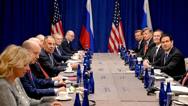 Министр иностранных дел РФ Сергей Лавров и госсекретарь США Марко Рубио во время встречи на полях 81-й сессии Генеральной ассамблеи ООН в Нью-Йорке. - Sputnik Азербайджан