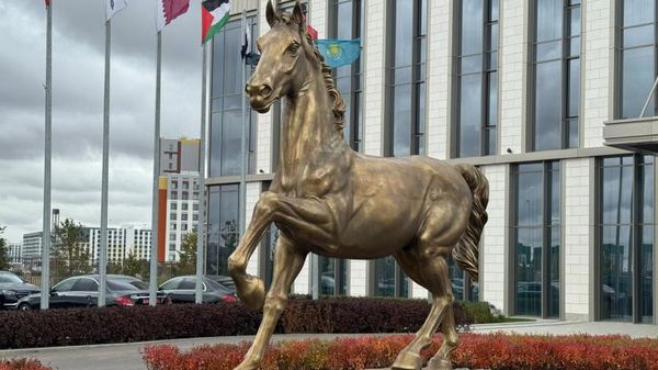 Азербайджан передал штаб-квартире СВМДА в Астане скульптуру карабахского коня  - Sputnik Азербайджан