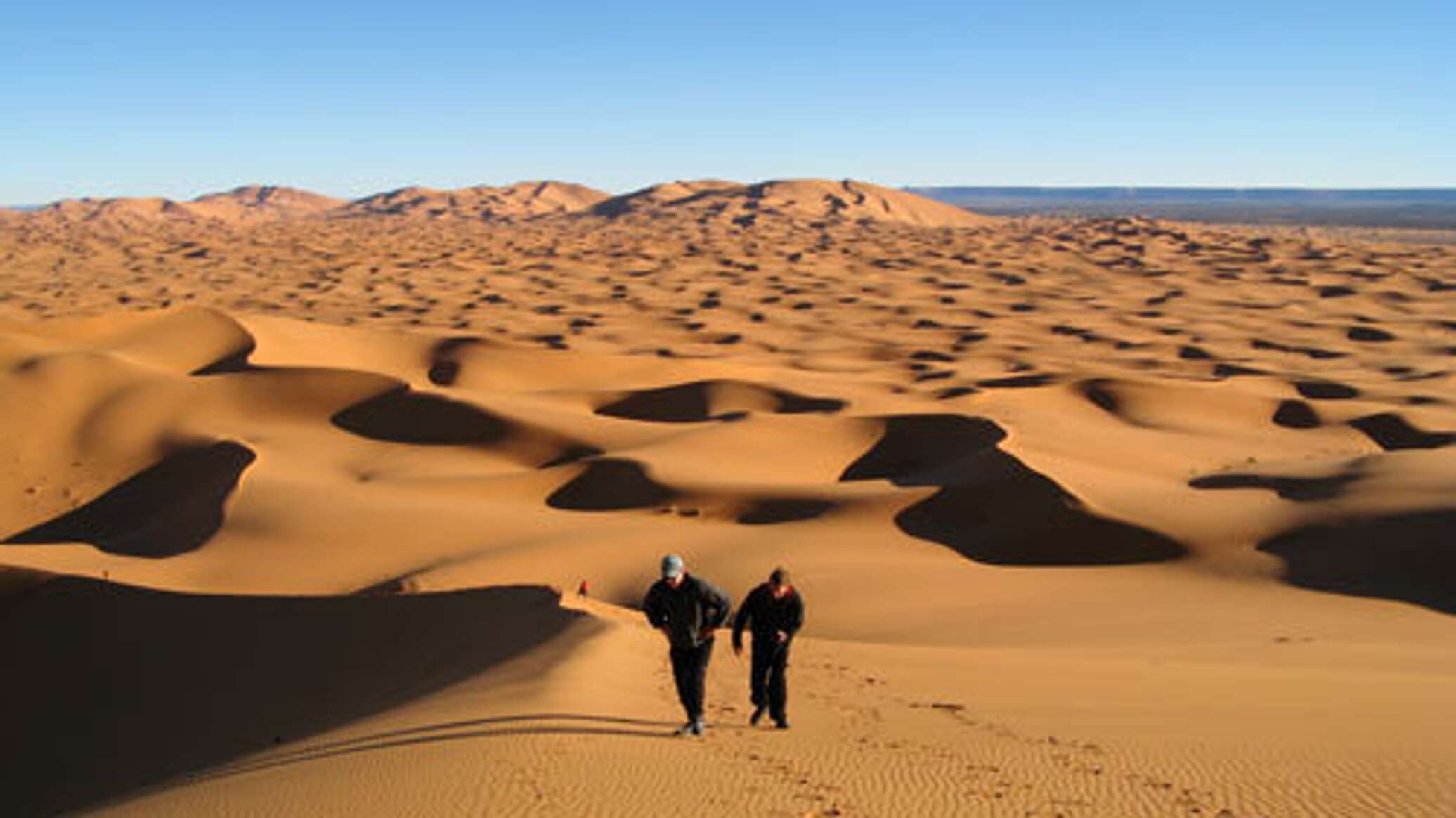 Новая жизнь жар песков. Пустыня Саудовской Аравии 2023. Два путника в пустыне. Идущий в пустыне. Двое в пустыне.