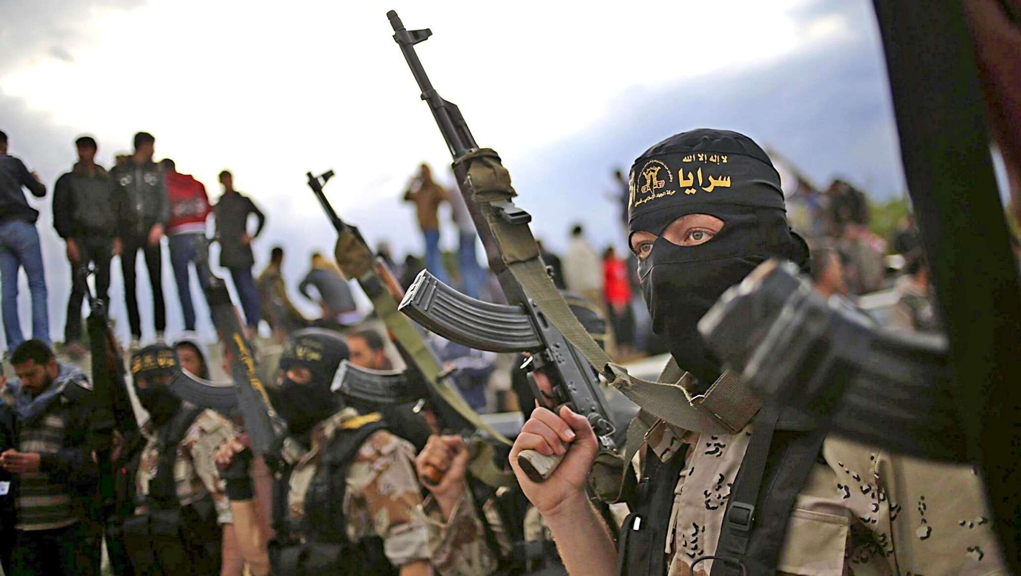 Сирия мусульмане. Террористическая группировка Аль-Каида. «База» («Аль-Каида»). Терроризм Аль Каида. Аль Каиды с повязкой.
