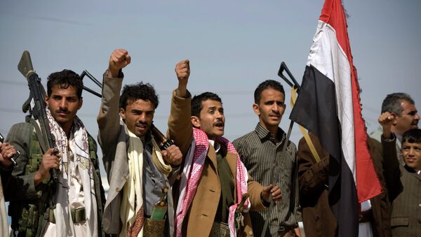 Houthi Shiite Yemenis raise their fists during clashes near the presidential palace in Sanaa, Yemen - Sputnik Azərbaycan