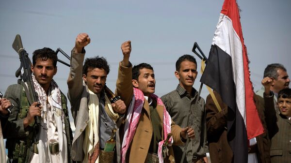Houthi Shiite Yemenis raise their fists during clashes near the presidential palace in Sanaa, Yemen - Sputnik Azərbaycan