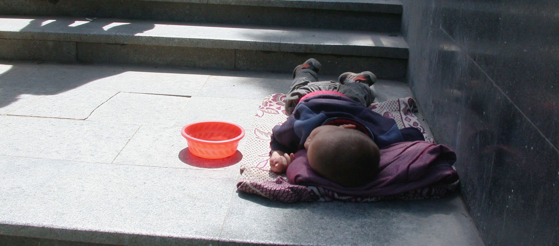 Бездомный ребенок - Sputnik Азербайджан, 1920, 16.04.2021