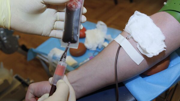 Забор крови для исследования на наличе инфекций. Архивное фото - Sputnik Азербайджан