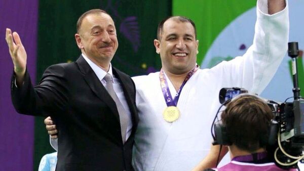 Президент Ильхам Алиев и паралимпиец Ильхам Закиев - Sputnik Азербайджан