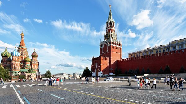 Люди гуляют по Красной площади в Москве - Sputnik Азербайджан