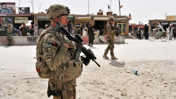 US Army soldiers provide security for members of their team near the Afghanistan-Pakistan border - Sputnik Азербайджан