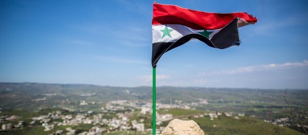 Syrian state flag fluttering above the Krak des Chevaliers castle in Syria Syrian state flag fluttering above the Krak des Chevaliers castle in Syria - Sputnik Азербайджан