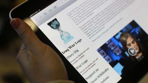 Пользователи интернета читают сайт WikiLeaks. Архивное фото - Sputnik Азербайджан