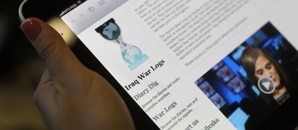 Пользователи интернета читают сайт WikiLeaks. Архивное фото - Sputnik Азербайджан