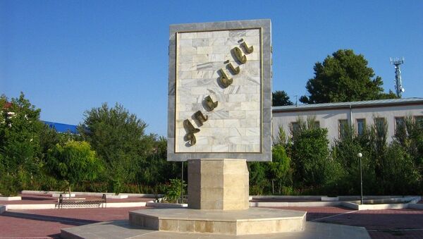 Памятник азербайджанскому языку. Фото из архива АЗЕРТАДЖ - Sputnik Азербайджан