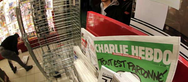 the latest issue of Charlie Hebdo newspaper at a newsstand - Sputnik Азербайджан