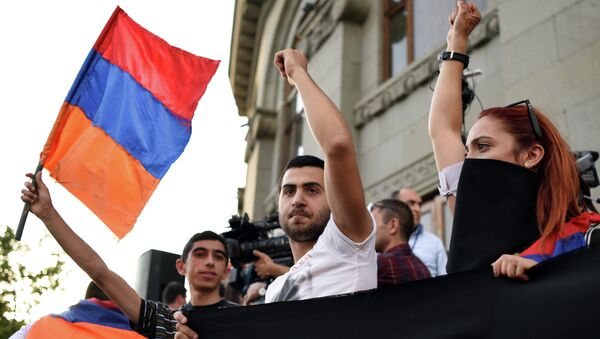 A demonstrator waves an Armenian flag - Sputnik Azərbaycan
