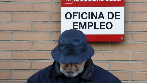 A man looks down as he waits in line to enter a government-run employment office in Madrid in this January 24, 2013 - Sputnik Azərbaycan