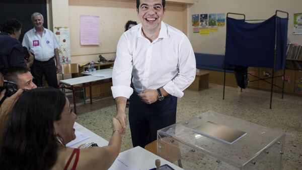 Премьер-министр Греции Алексис Ципрас во время голосования на референдуме в Греции - Sputnik Азербайджан