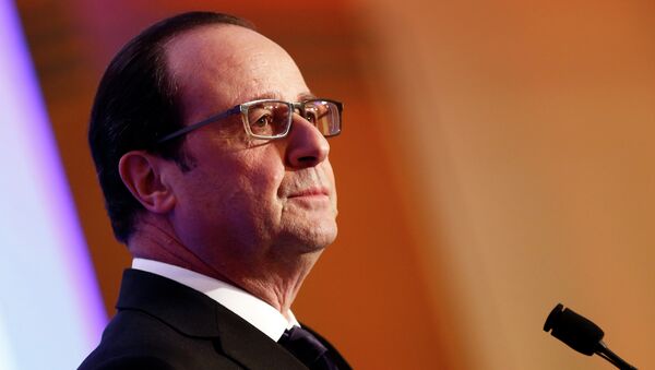French President Francois Hollande pauses, as he delivers his speech at the 30th annual dinner held by the French Jewish Institutions Representative Council - Sputnik Azərbaycan