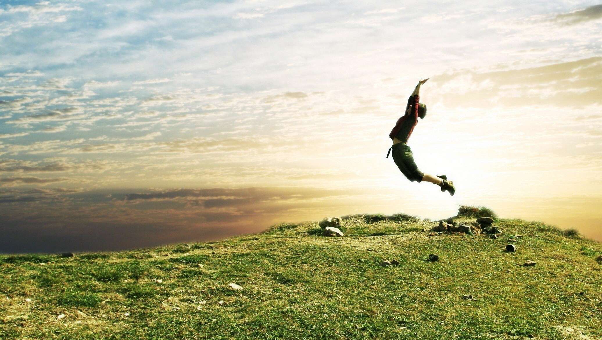 A life changing year. Человек в прыжке. Красивый прыжок. Свобода природа.