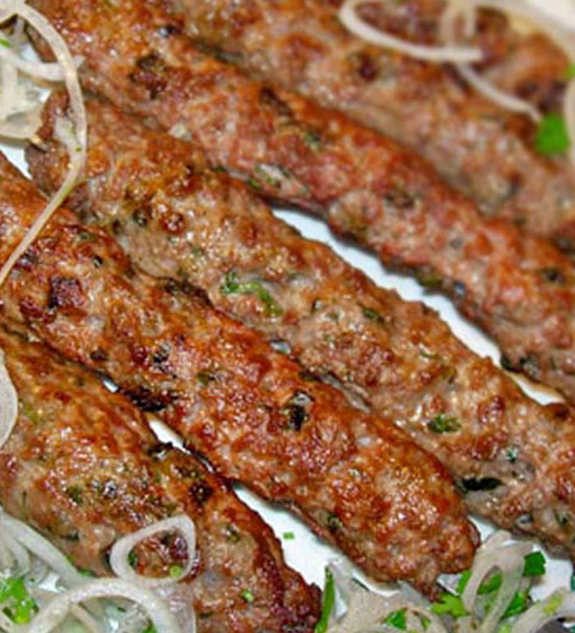 Рецепт люля кебаб на шампурах из говядины. Люля кебаб. Азербайджанский шашлык люля кебаб. Люля кебаб армянский. Армянский шашлык люля кебаб.