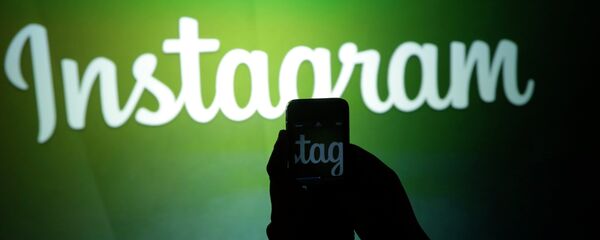 A journalist makes a video of the Instagram logo A journalist makes a video of the Instagram logo - Sputnik Азербайджан