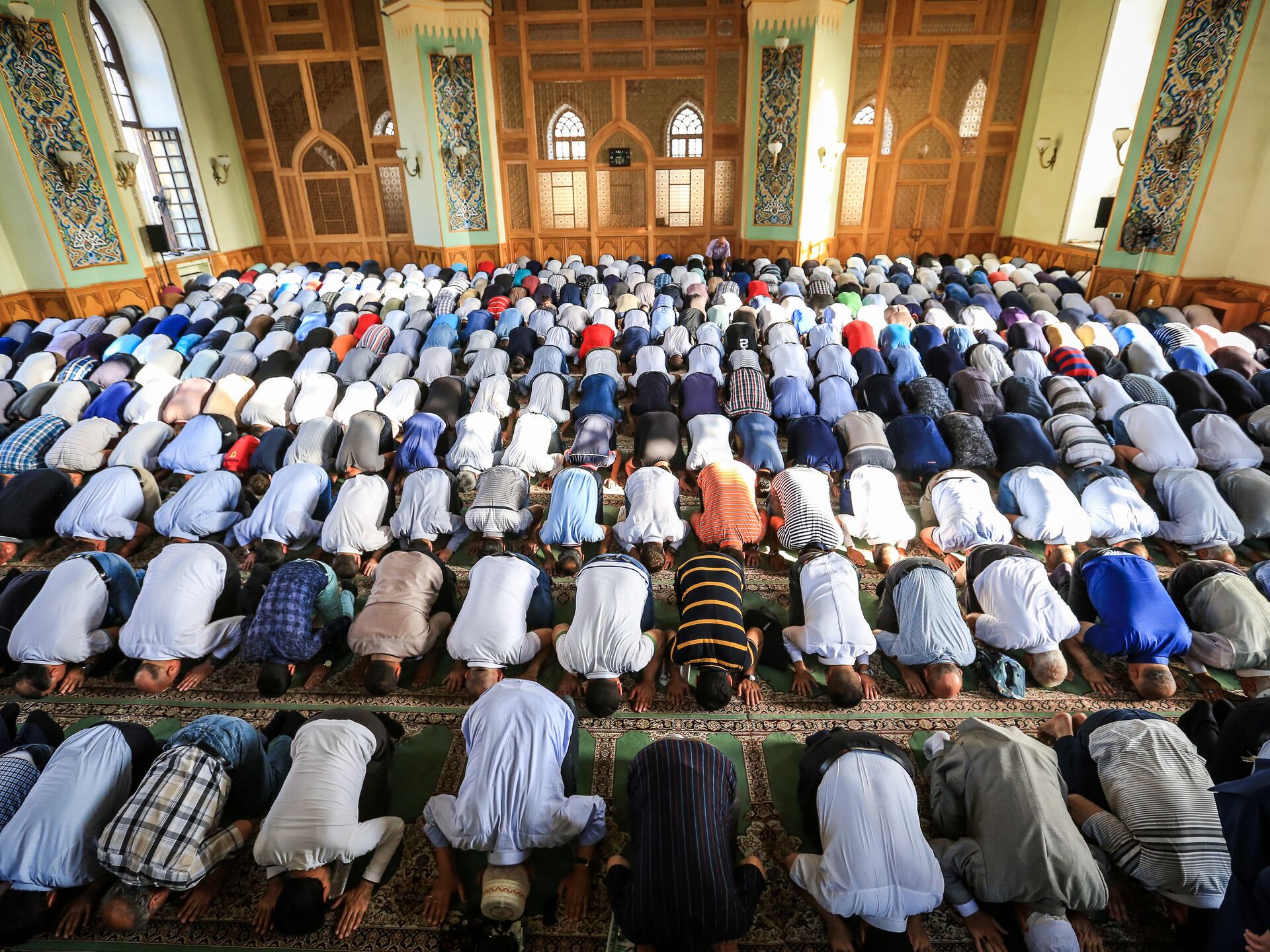 Ураза в казахстане. Курбан-байрам 2022 в Уфе. Ураза байрам, праздник разговения. Молитва в мечети. Молятся в мечети.