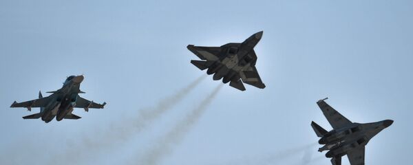 Самолеты Су-34, Т-50 и Су-35 С во время открытия Международного авиационно-космического салона МАКС-2015 в подмосковном Жуковском - Sputnik Азербайджан