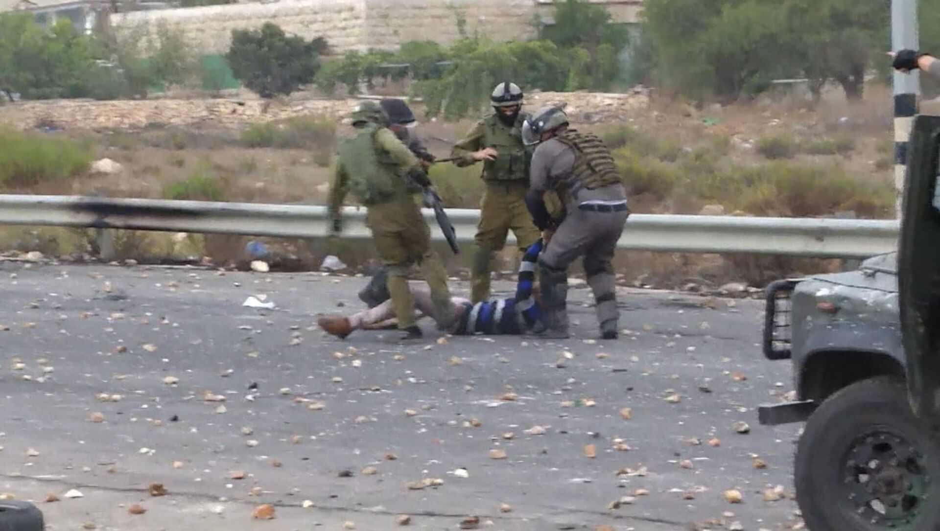 Совершены 3 нападения. Палестинцы кидают камни. В Израиле бросили шумовую гранату в палестинцев.