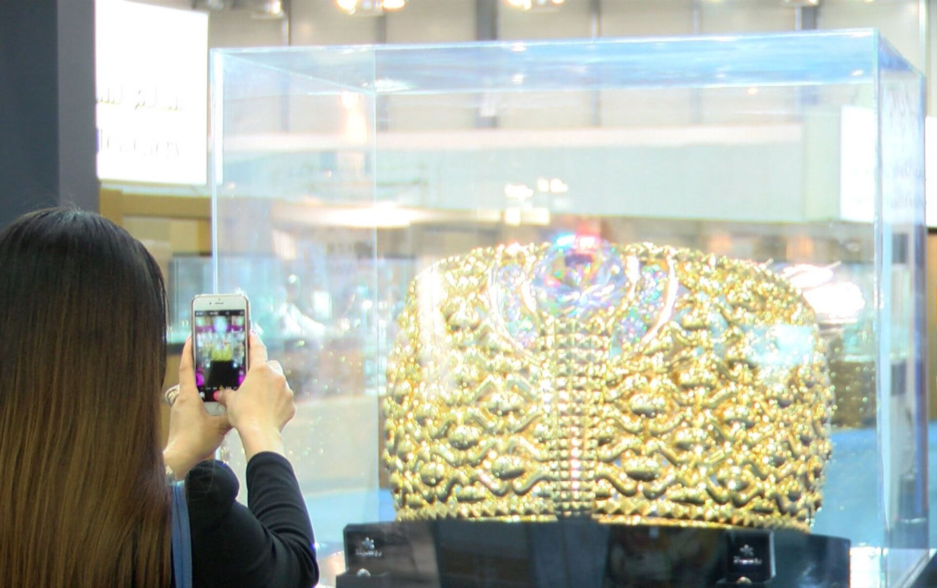 Мир золотая. Выставка ювелирная в Шардже видео. Золотое кольцо весом 65 кг в Дубае.