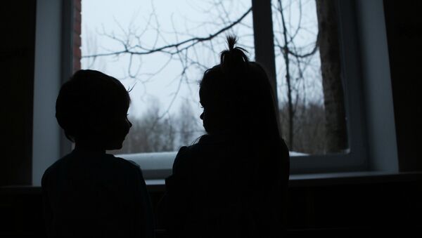 Дети у окна, фото из архива - Sputnik Azərbaycan