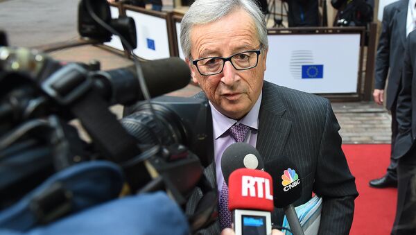 European Commission President Jean-Claude Juncker addresses reporters as he arrives to attend a Eurogroup finance ministers meeting at the European Council in Brussels, on January 26, 2015 - Sputnik Азербайджан