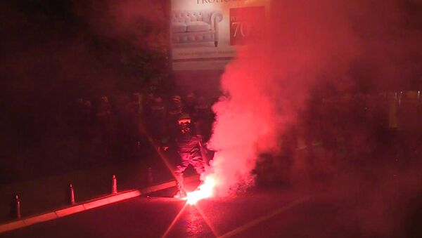 Протестующие кидали в полицию файеры на акции оппозиции в столице Черногории - Sputnik Азербайджан