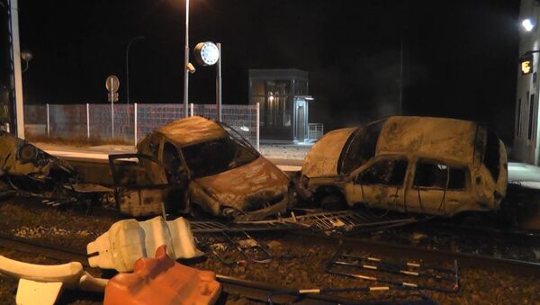 Беспорядки во французском Муаране: сожженные автомобили и груды мусора - Sputnik Азербайджан