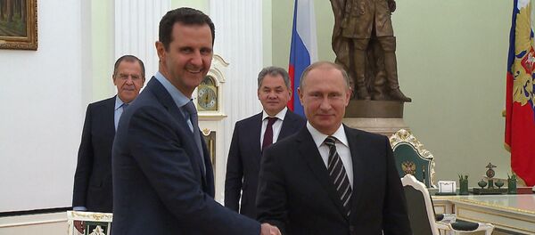 Асад  на встрече с Путиным поблагодарил Россию за помощь Сирии - Sputnik Азербайджан