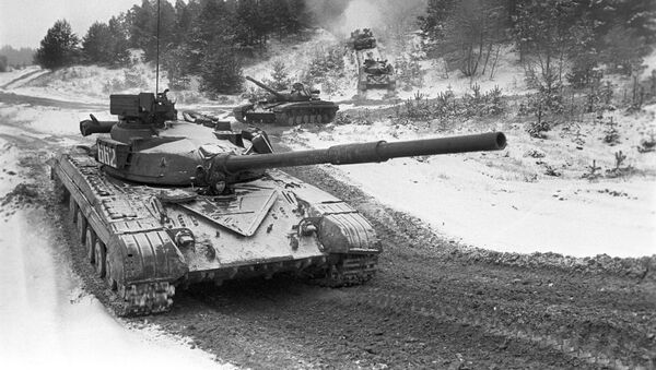 Советские танки Т-64 на учениях - Sputnik Азербайджан