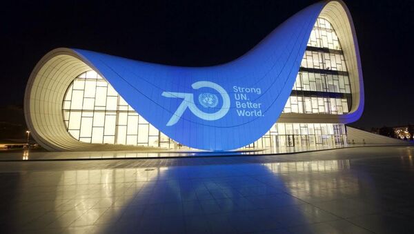 Центр Гейдара Алиева в Баку окрасили в голубой цвет в рамках глобальной кампании Окрась мир в голубой цвет ООН - Sputnik Азербайджан