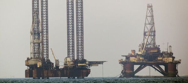 Нефтяные платформы в Каспийском море Нефтяные платформы в Каспийском море - Sputnik Азербайджан