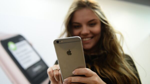 Старт продаж новых iPhone 6s и iPhone 6s Plus в Москве - Sputnik Азербайджан