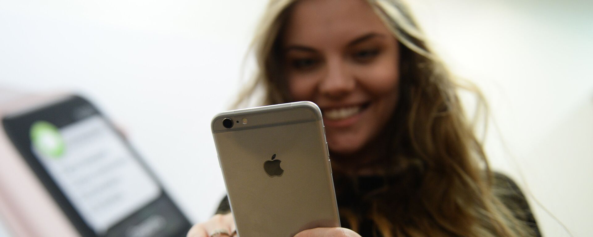Старт продаж новых iPhone 6s и iPhone 6s Plus в Москве - Sputnik Азербайджан, 1920, 05.06.2026
