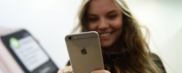 Старт продаж новых iPhone 6s и iPhone 6s Plus в Москве - Sputnik Азербайджан