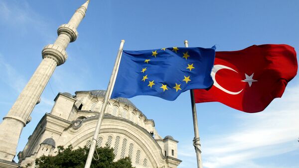 Flags of Turkey, right, and the European Union are seen in front of a mosque in Istanbul, Turkey - Sputnik Azərbaycan