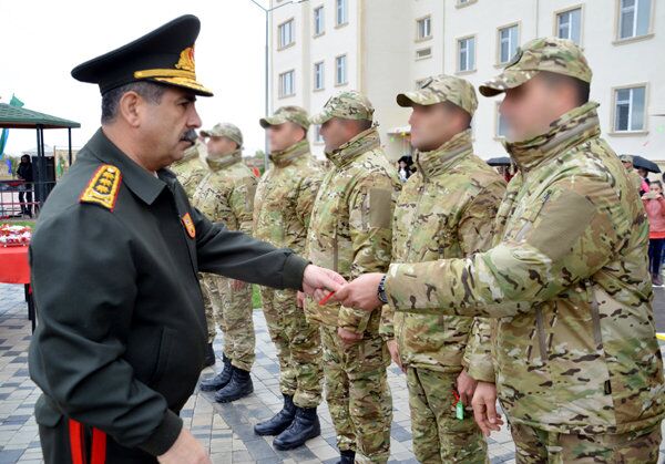 Министр обороны Азербайджана Закир Гасанов принял участие на церемонии вручения военнослужащим ключей от служебных квартир. - Sputnik Азербайджан