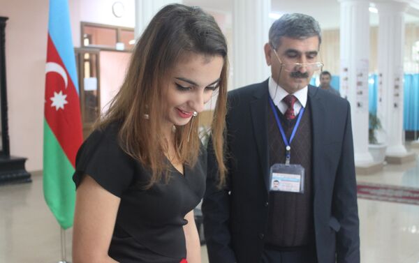 Голосование на выборах в парламент в Азербайджане. - Sputnik Азербайджан