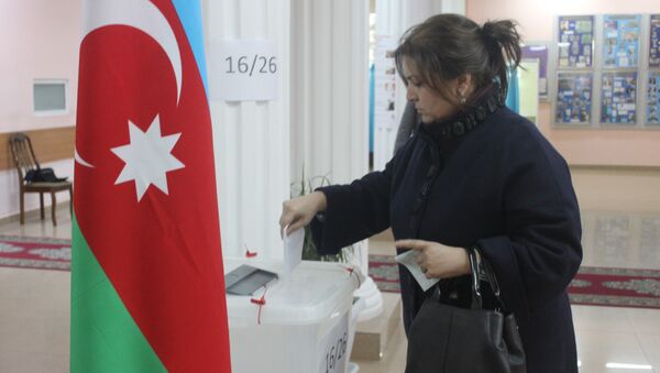 Граждане Азербайджана голосуют на парламентских выборах. - Sputnik Azərbaycan
