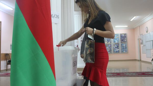 Самая юная избирательница, жительница города Баку Айдан Джафарова проголосовала на парламентских выборах в АР. - Sputnik Азербайджан