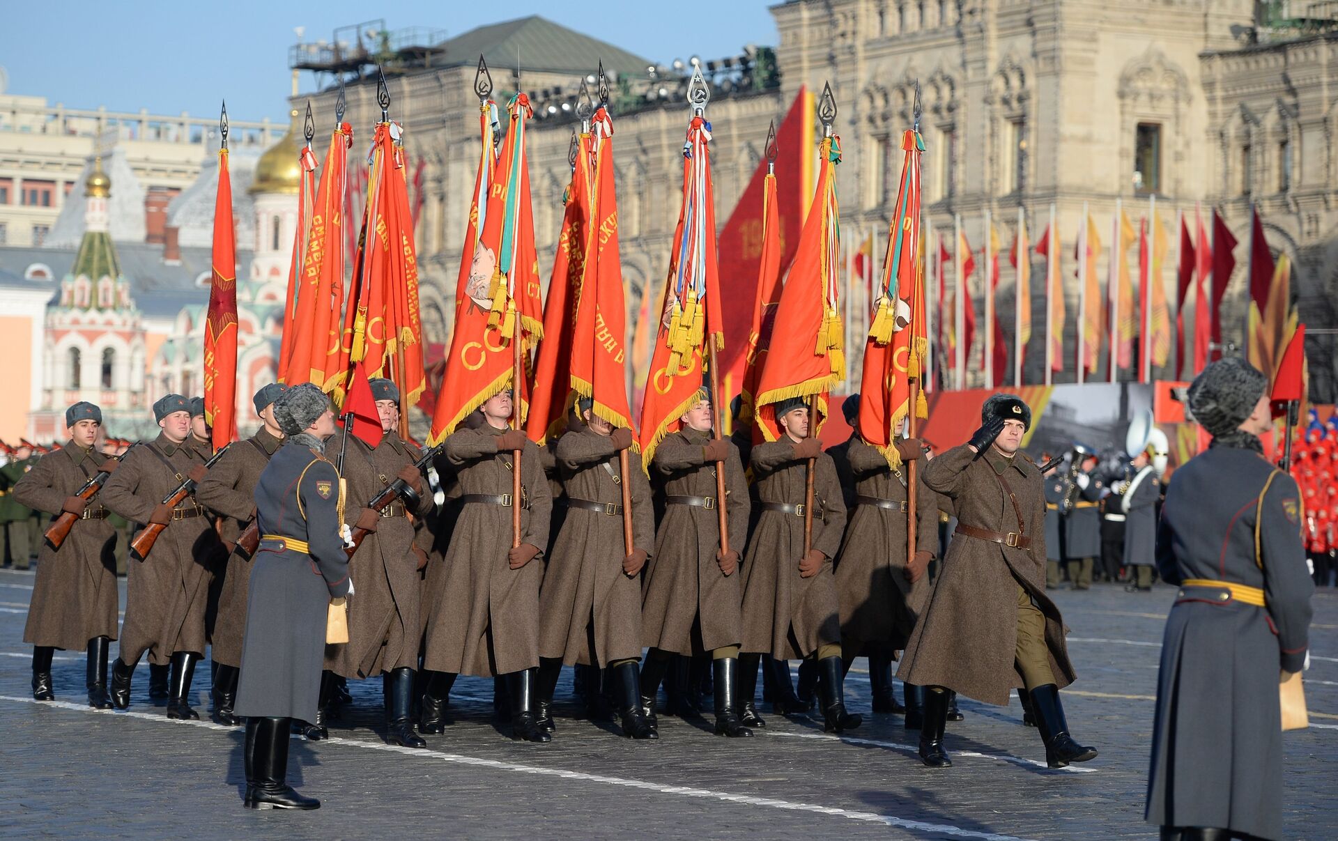 Где проходил парад в 1941 году. Парад 1941. Марш на красной площади. Парад 1941 года на красной площади фото. Парад шоу посвященный революции.